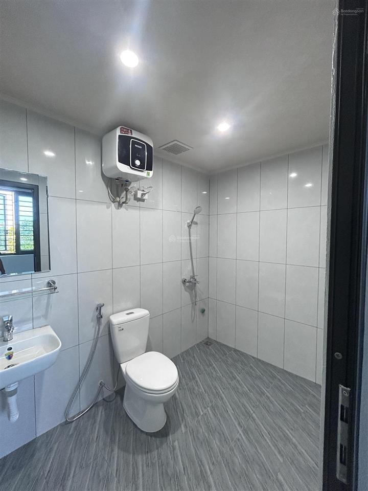 Giảm sâu, bán gấp nhà thạch bàn long biên 47m2, dân xây, đường xe tải tránh, giá 10,8 tỷ