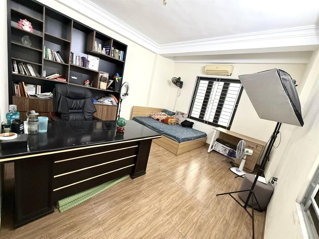 Giảm sâu, bán gấp nhà thạch bàn long biên 47m2, dân xây, đường xe tải tránh, giá 10,8 tỷ