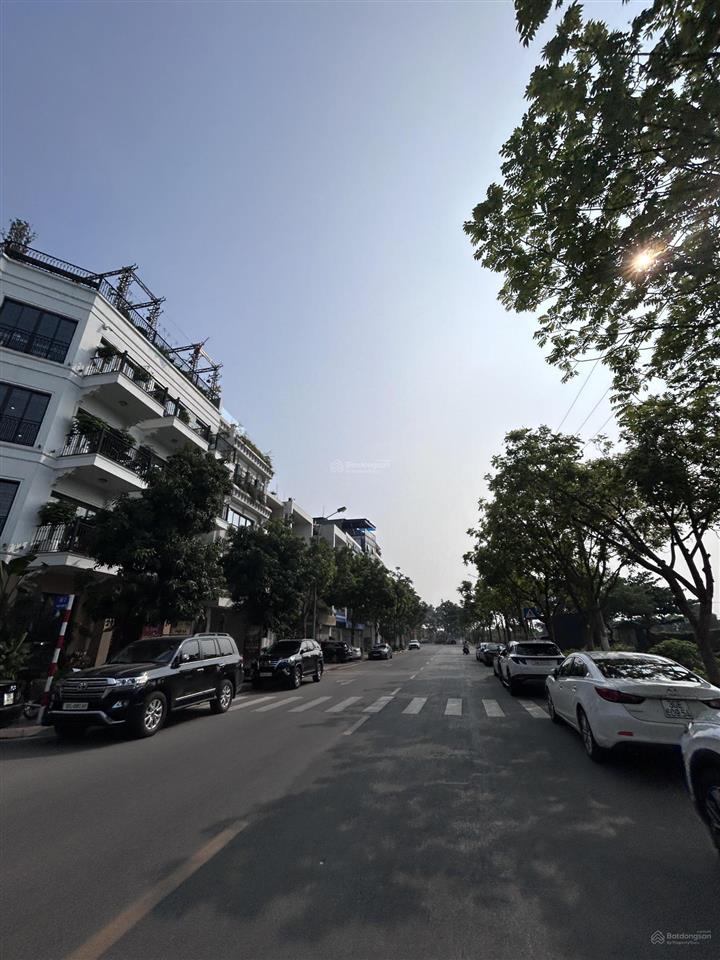 Long biên tòa nhà mặt phố vip 279m2, 1 hầm 6 nổi kinh doanh, làm văn phòng cực đẹp, giá 138 tỷ