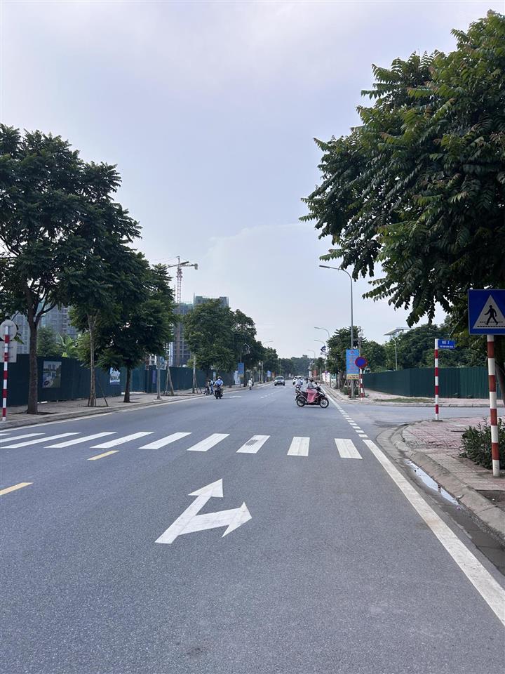 Bán đất phân lô phố trạm long biên 92m2, lô góc, cạnh hồ, dân trí, kinh doanh, giá 30 tỷ
