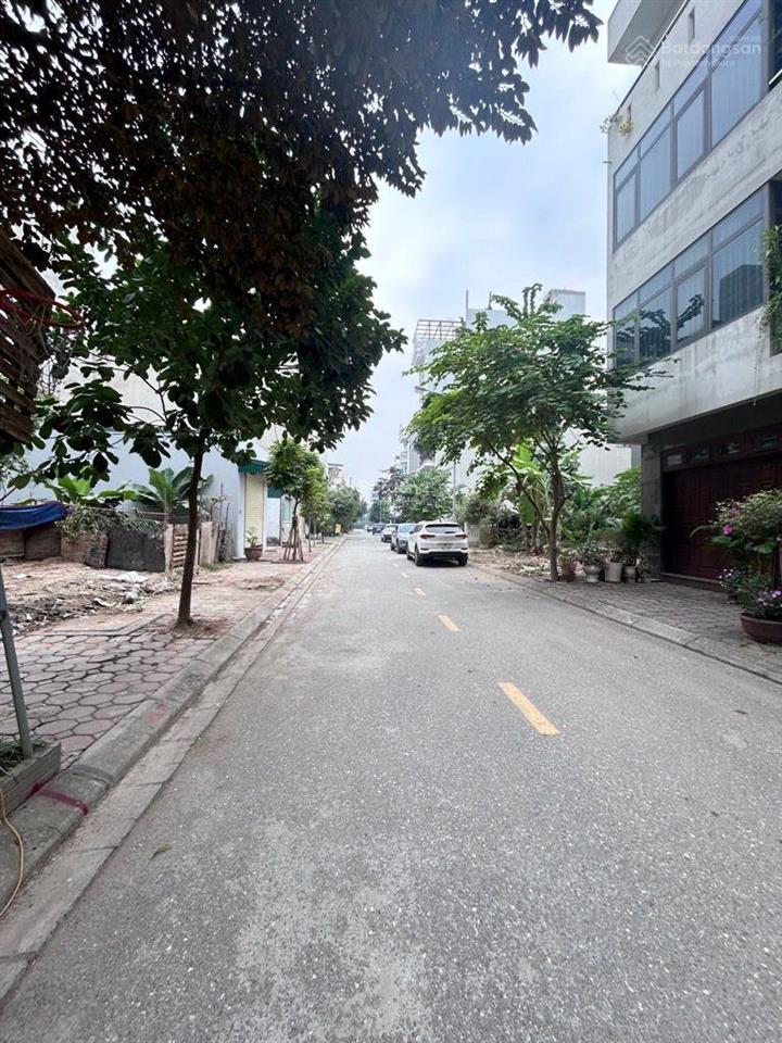Bán đất phân lô giá tốt 210 triệu/m2 thạch bàn long biên, 111m2, vỉa hè rộng, ô tô đỗ thoải mái.