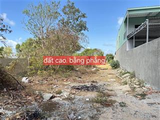 Chính chủ bán miếng đất mặt tiền sát nhau gần chợ, gần biển, đường thông tứ hướng