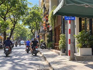 Cho thuê mặt bằng mặt phố thái thịnh, đống đa, 2 tầng tổng 700m2, mặt tiền 20m