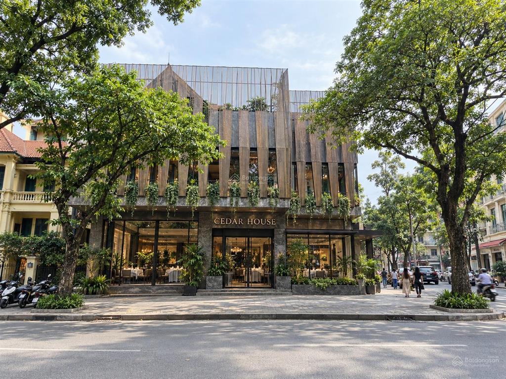 Cho thuê mặt bằng mặt phố thái thịnh, đống đa, 2 tầng tổng 700m2, mặt tiền 20m