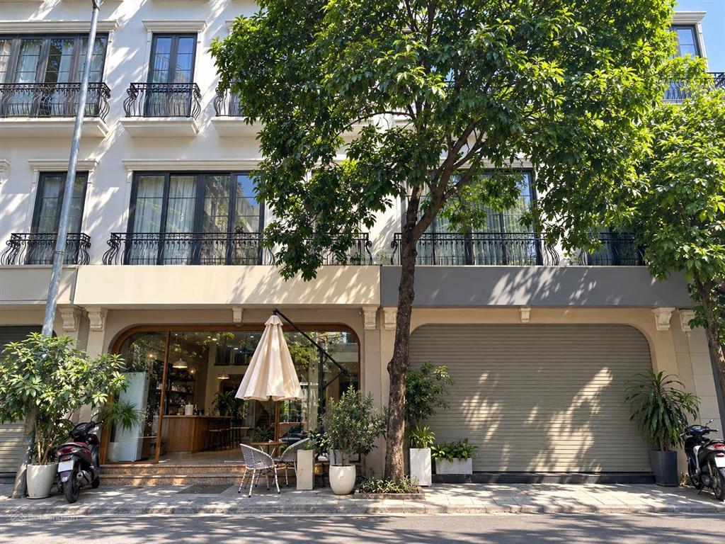 Cho thuê mặt bằng tầng 1 lô góc 2 mặt tiền phố trúc bạch, ba đình, 300m2, mặt tiền 11m