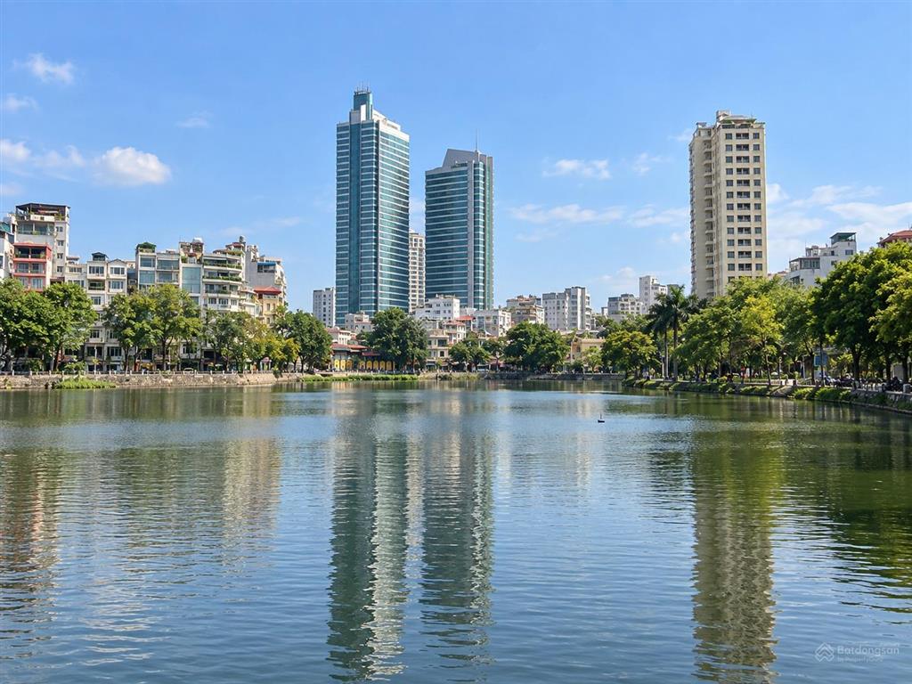 Cho thuê mặt bằng tầng 1 lô góc 2 mặt tiền phố trúc bạch, ba đình, 300m2, mặt tiền 11m