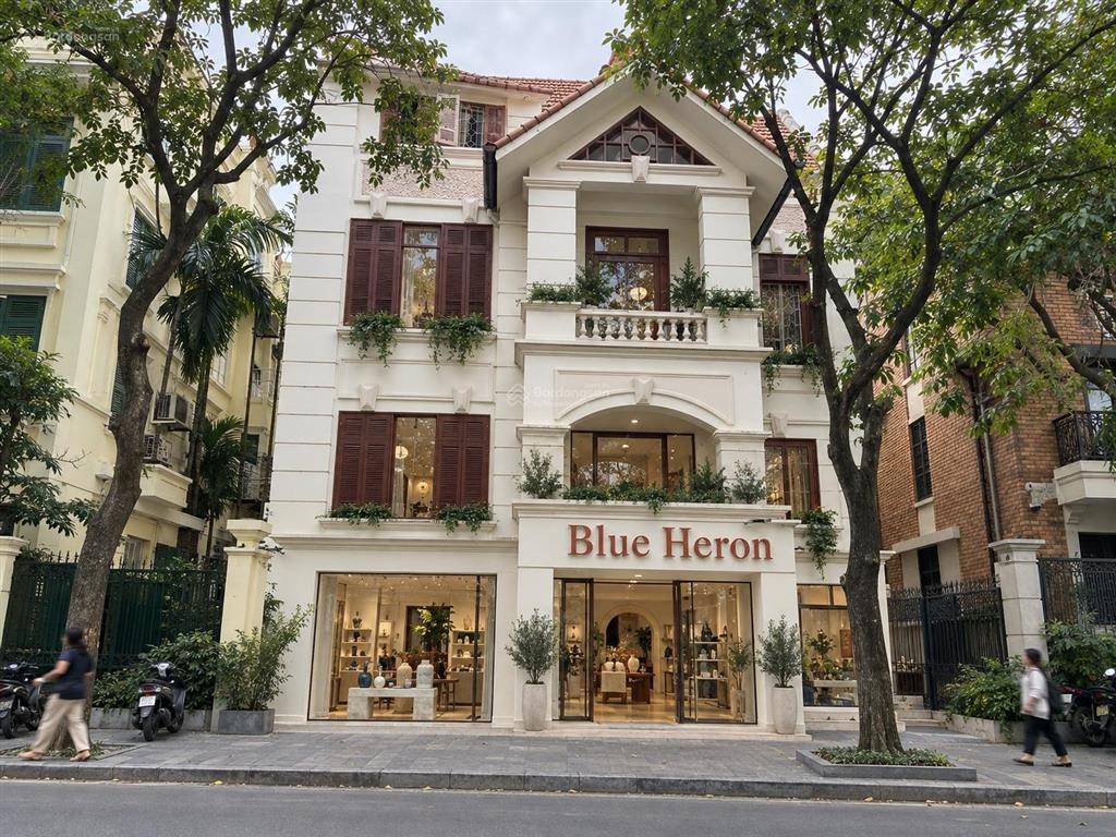 Cho thuê mặt bằng tầng 1 lô góc 2 mặt tiền phố trúc bạch, ba đình, 300m2, mặt tiền 11m