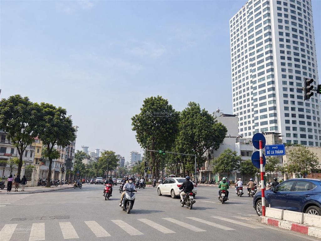 Cho thuê nhà lô góc mặt phố đê la thành, quận đống đa, 250m2 x 5 tầng, 2 mặt tiền