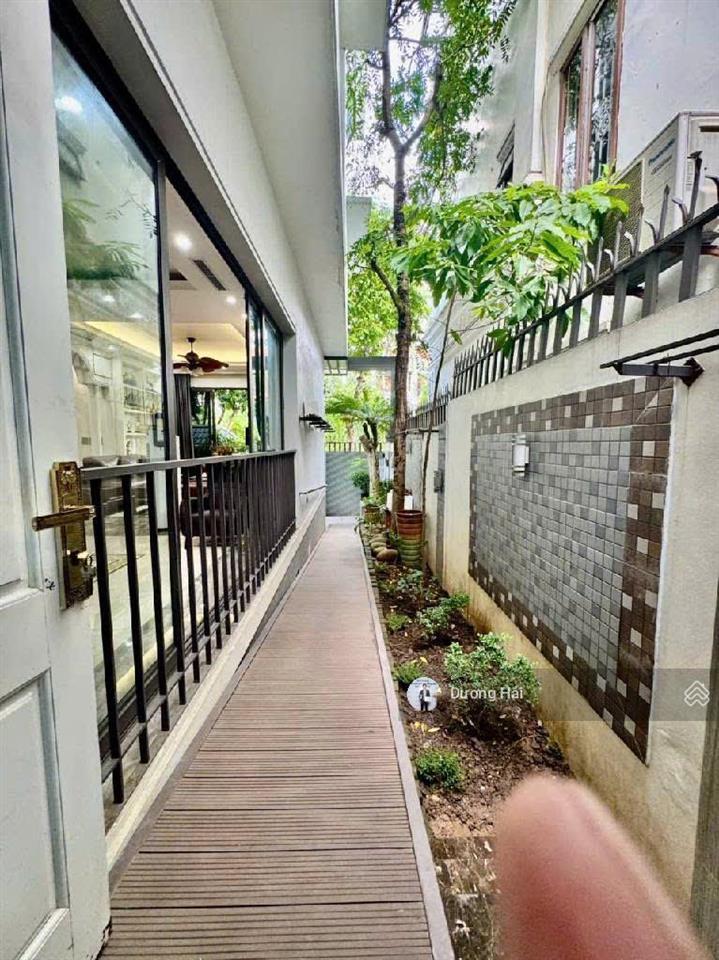 Bán nhà trung tâm tây hồ  dt 220m mt 10m  gara ô tô kdvp ngõ thông vài bước ra hồ tây