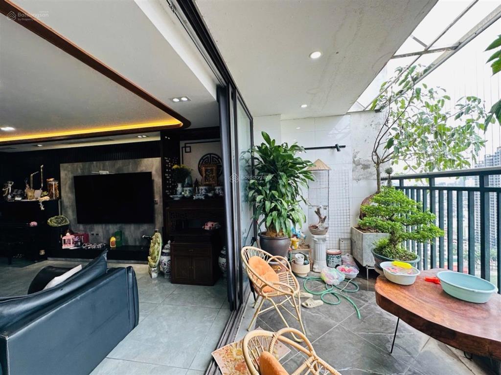 Bán căn hộ chung cư gần công viên nghĩa đô cầu giấy  255m2  6 pn  full nội thất xách vali ở ngay