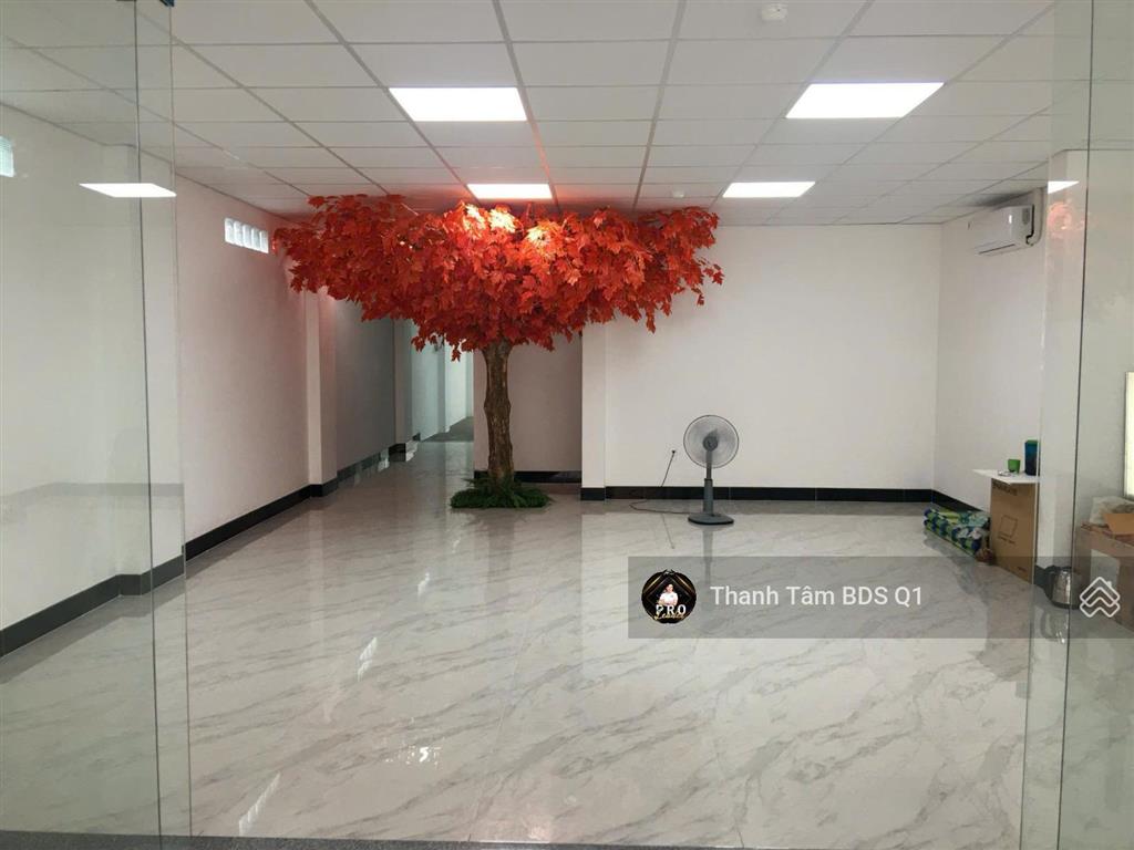 Bán văn phòng ốp kính ngay trần não  9 x 35m (320m2)  5 tầng  120 tỷ  cho thuê 5ty/năm