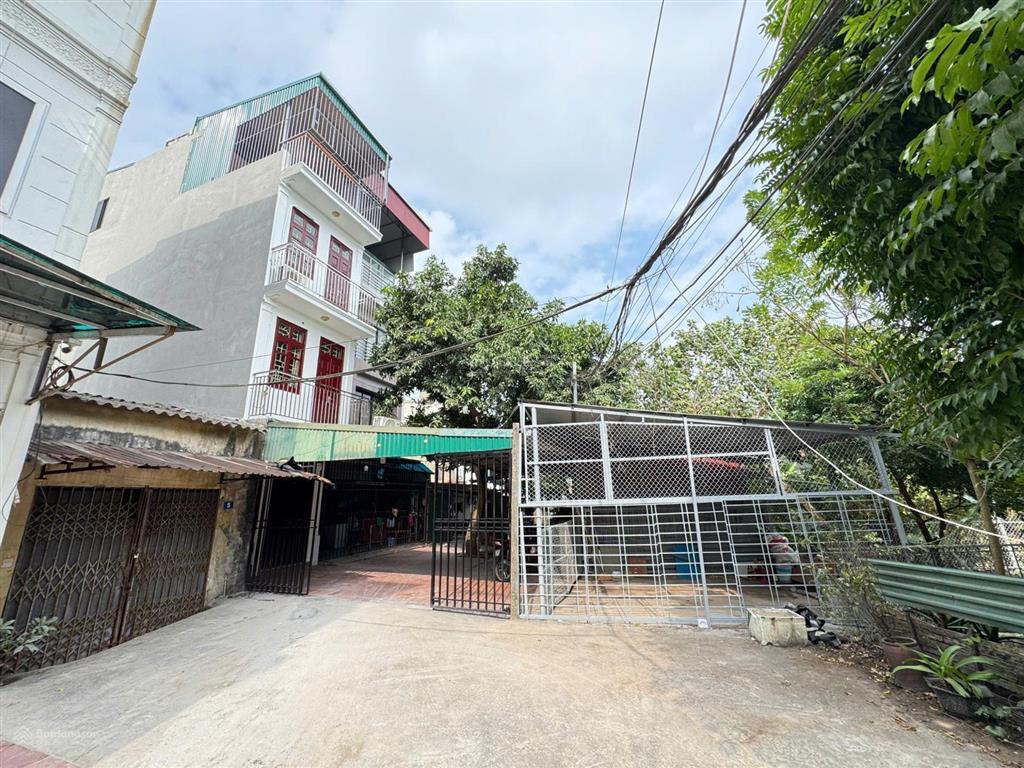 Cho thuê nhà phú viên bồ đề, long biên, 4 tầng có sân đậu oto, khu dân cư yên tĩnh, an ninh tốt