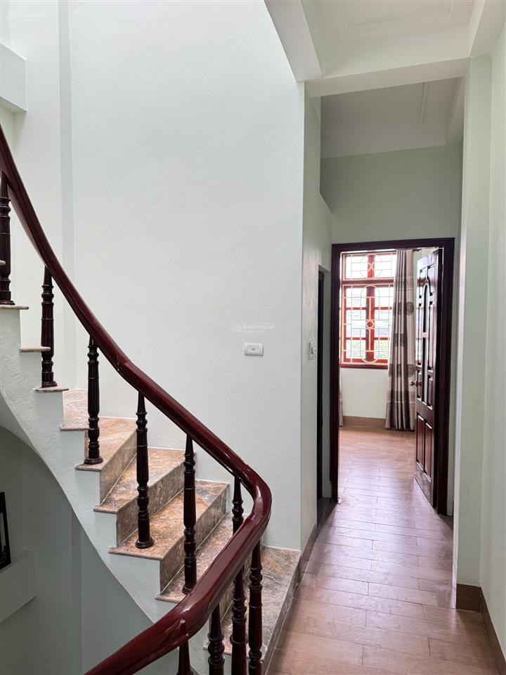 Cho thuê nhà phú viên bồ đề, long biên, 4 tầng có sân đậu oto, khu dân cư yên tĩnh, an ninh tốt