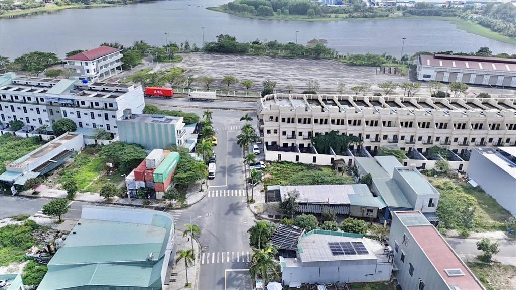 Bán lô đường 10,5m sát dãy biệt thự lakeside, gần trục thông cầu view sông