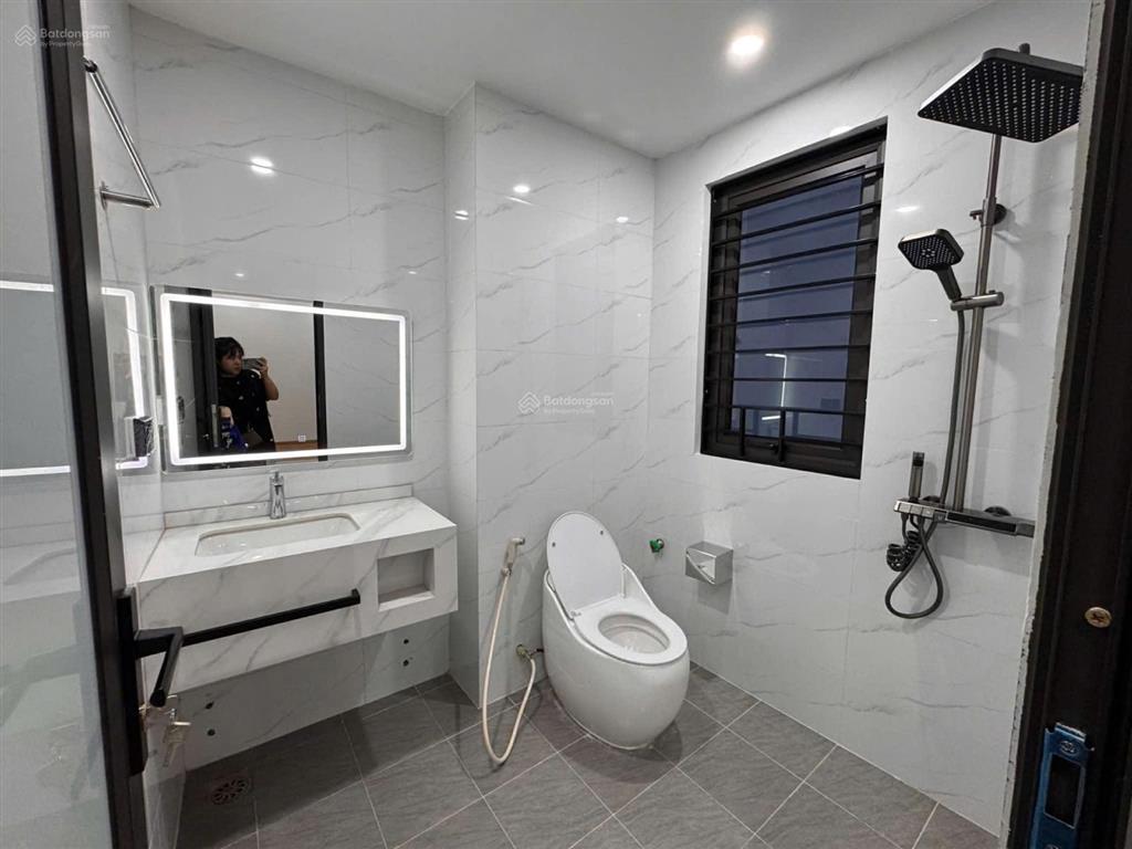 Cho thuê nhà nguyên căn 6 tầng bát khối  long biên  full nội thất  16tr/1 tháng