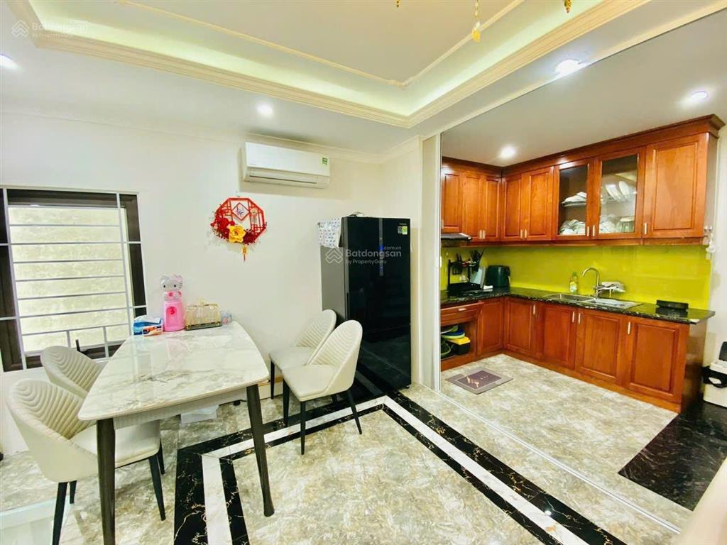 Cho thuê nhà nguyên căn ngọc thụy, full nội thất, gara ô tô, ở sướng, làm vp đẹp. giá 13tr