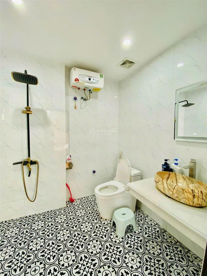 Cho thuê nhà nguyên căn ngọc thụy, full nội thất, gara ô tô, ở sướng, làm vp đẹp. giá 13tr