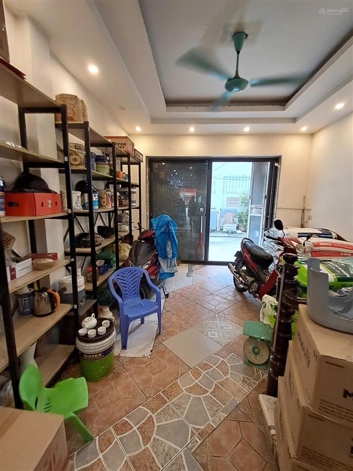 Cho thuê nguyên căn mp nguyễn văn cừ 142/sàn, mt 7.7m, vỉa hè đá bóng, làm showroom, ngân hàng.