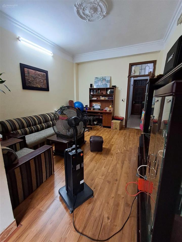 Cho thuê nguyên căn mp nguyễn văn cừ 142/sàn, mt 7.7m, vỉa hè đá bóng, làm showroom, ngân hàng.