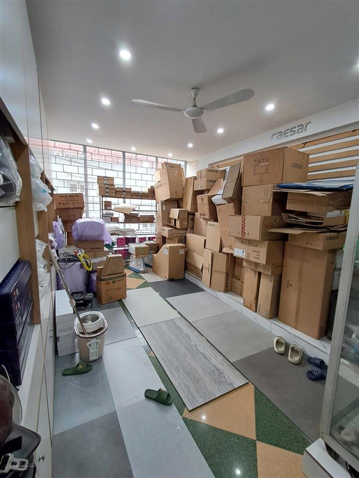 Cho thuê nguyên căn mp nguyễn văn cừ 142/sàn, mt 7.7m, vỉa hè đá bóng, làm showroom, ngân hàng.