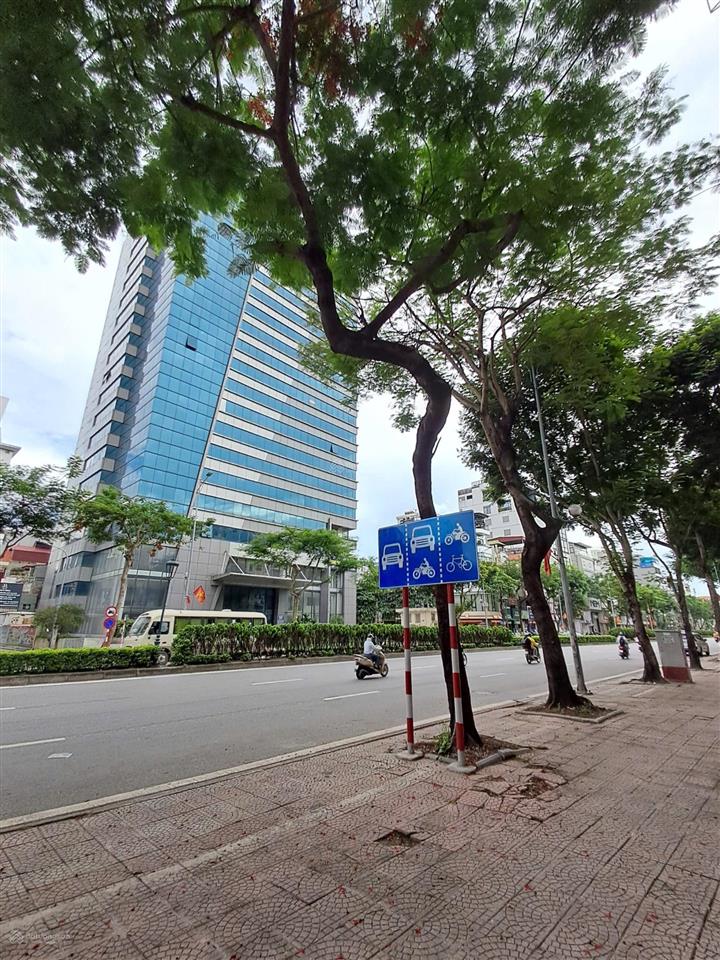 Cho thuê nguyên căn mp nguyễn văn cừ 142/sàn, mt 7.7m, vỉa hè đá bóng, làm showroom, ngân hàng.
