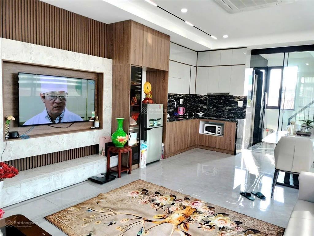 Cho thuê nhà nguyên căn 6 tầng thang máy 40m x 6t nguyễn sơn. ở + văn phòng