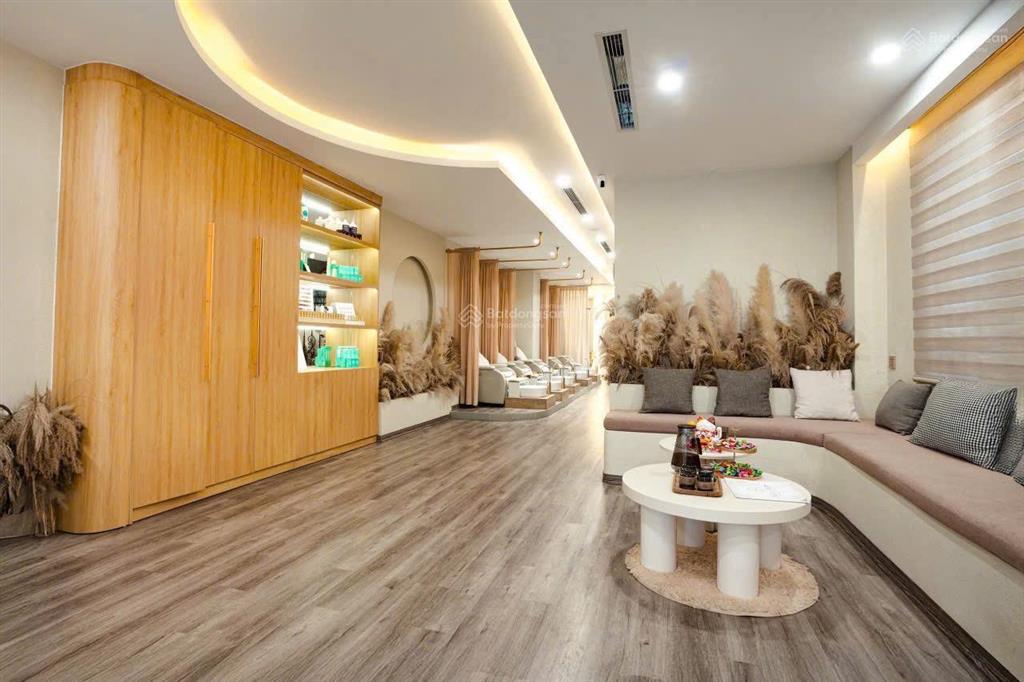 Cho thuê mặt bằng kinh doanh mặt phố việt hưng tầng 1 & 2 thang máy vỉa hè rộng, kd đỉnh.0856 567 ***