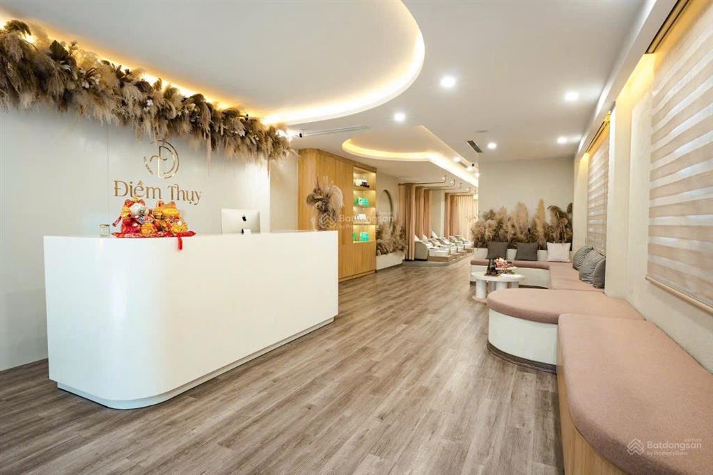 Cho thuê mặt bằng kinh doanh mặt phố việt hưng tầng 1 & 2 thang máy vỉa hè rộng, kd đỉnh.0856 567 ***