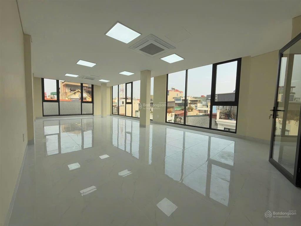 Cho thuê tòa nhà phố thượng thanh 6 tầng thang máy + hầm mặt tiền 12m lô góc 38 triệu/th