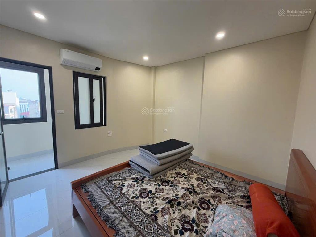 Cho thuê tòa nhà phố thượng thanh 6 tầng thang máy + hầm mặt tiền 12m lô góc 38 triệu/th