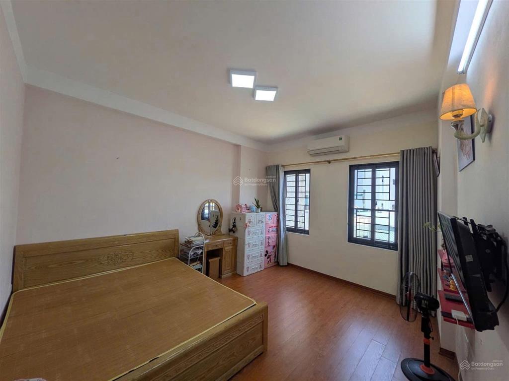10 triệu/th cho thuê nhà ngọc thụy view công viên sát trường tiểu học full nội thất đẹp