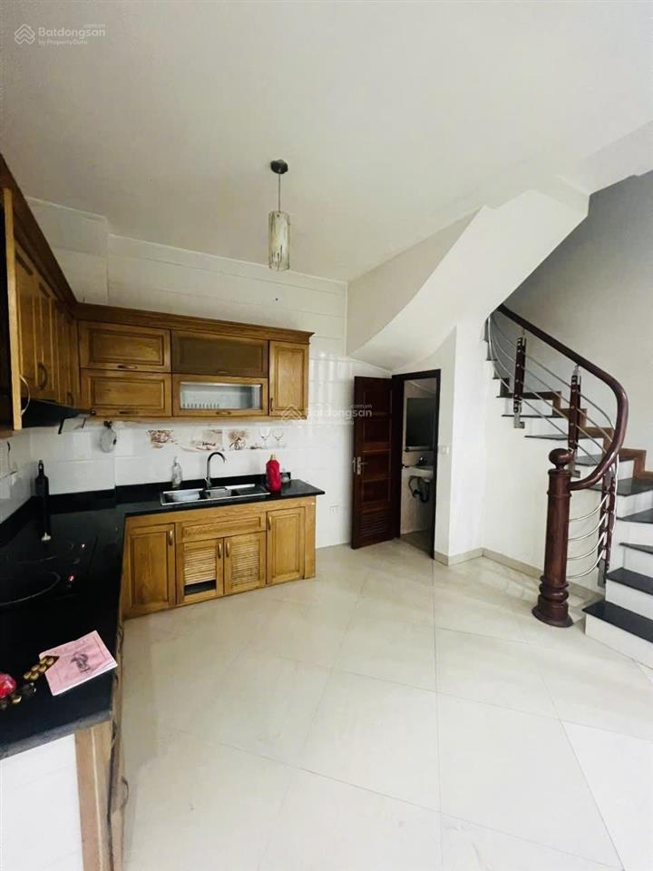Cho thuê nhà lô góc ngọc thụy ô tô tránh, vào nhà 5 tầng 3pn 13 triệu/tháng.0856 567 ***