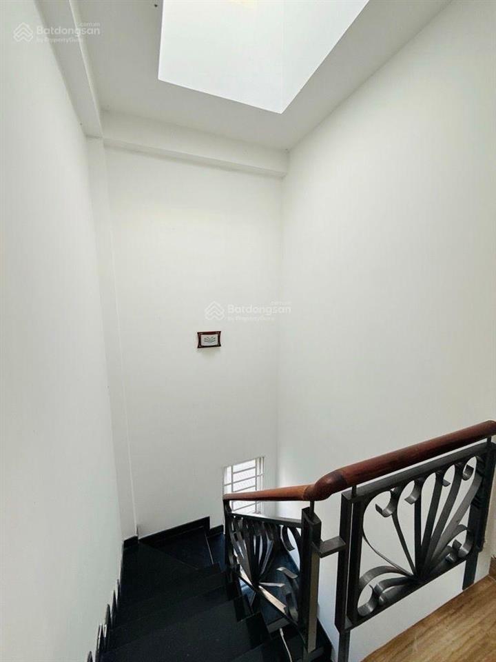 Bán nhà hẻm huỳnh văn bánh phú nhuận.  nhà 5 tầng  dt 4,8x8