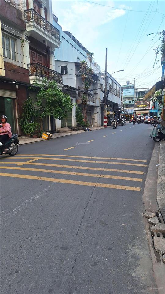 Nhà bán khu vip, đường xe tải quay đầu lạc long quân, p11  5 tầng  dt 3,35x15,5m