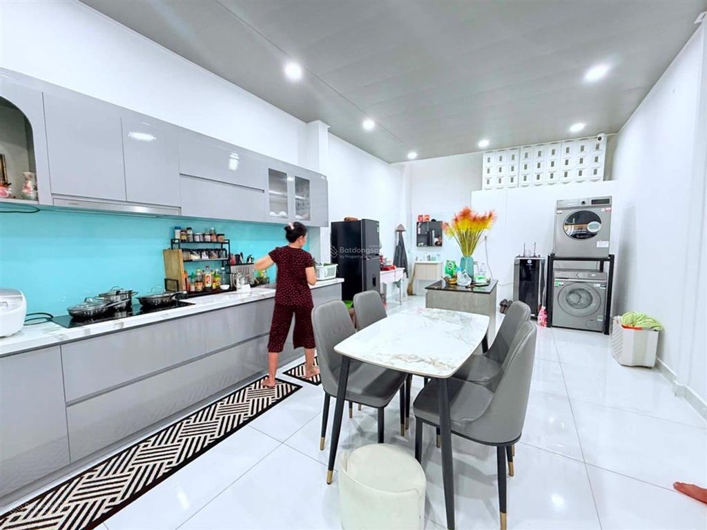 Bán nhà 2 tầng hẻm.trịnh đình trọng, tân phú.dt 4x19
dt 4x19 trệt lầu, 2 phòng ngủ lớn , 3 wc