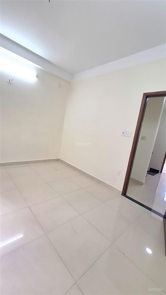 Chủ cho thuê nhà 3 tầng hẻm lạc long quân, p.10, tân bình, 4pn, 3wc
dt 4,3x13
4pn, 3wc, nhà trống