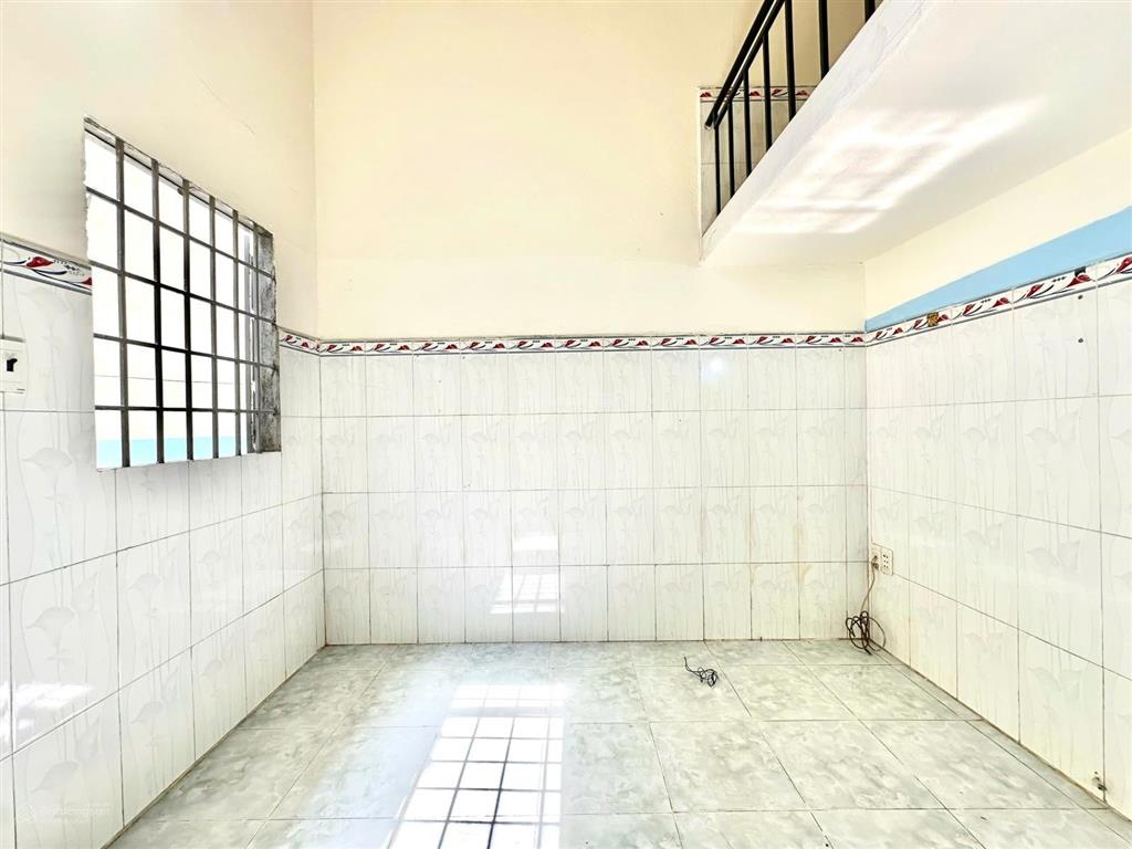 Cho thuê phòng trọ gác cao, cực thoáng đường nguyễn trãi (dĩ an)  kế bên chợ xóm nghèo