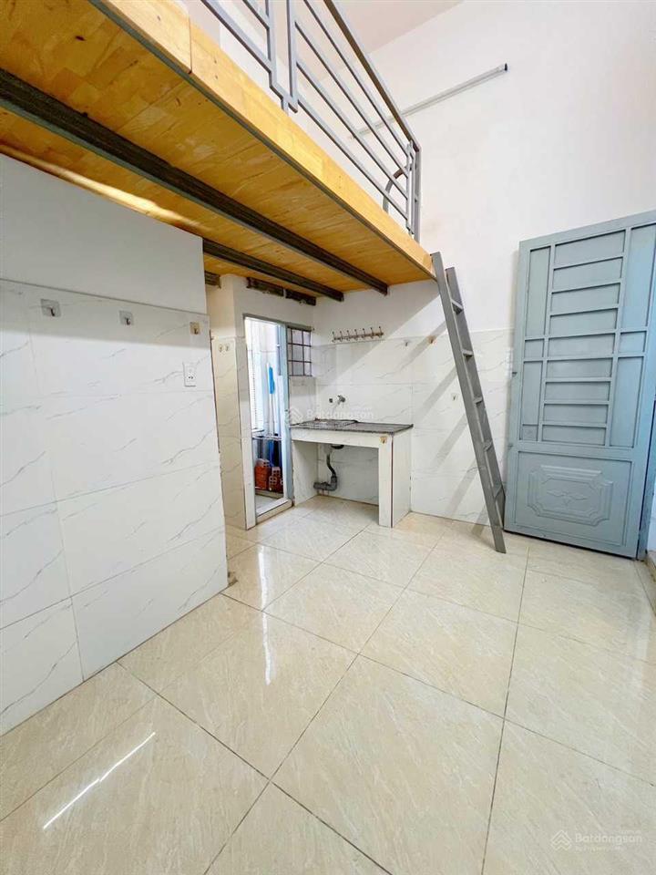 Cho thuê phòng giá rẻ, gác cao 1m9 ở trường chinh, p14, tân bình