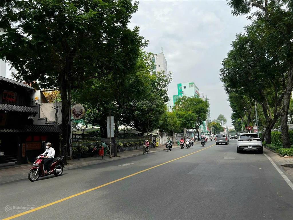 Bán biệt thự khuôn đất ngang lớn cực hiếm mặt tiền trần quốc thảo, q3. vị trí tuyệt đẹp