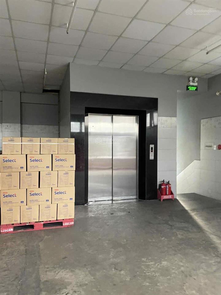 Cho thuê tòa nhà vp kha vạn cân dt 1.235m2, có thang máy, 1 trệt 1 lầu  giá thuê 200tr/tháng
