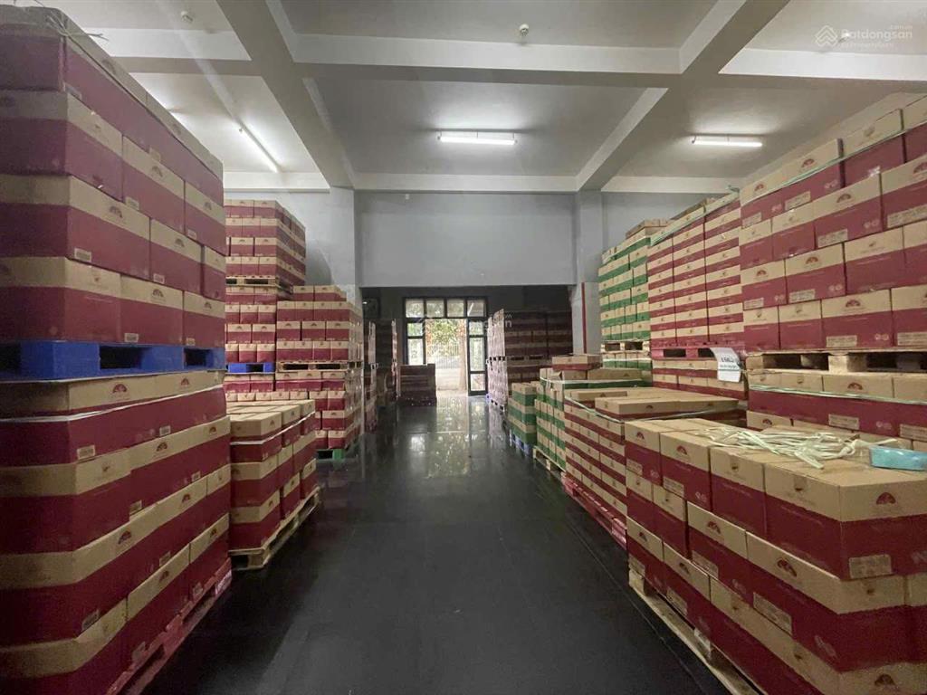 Cho thuê tòa nhà vp kha vạn cân dt 1.235m2, có thang máy, 1 trệt 1 lầu  giá thuê 200tr/tháng
