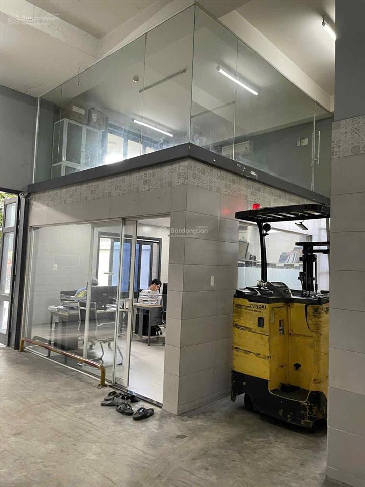 Cho thuê tòa nhà vp kha vạn cân dt 1.235m2, có thang máy, 1 trệt 1 lầu  giá thuê 200tr/tháng