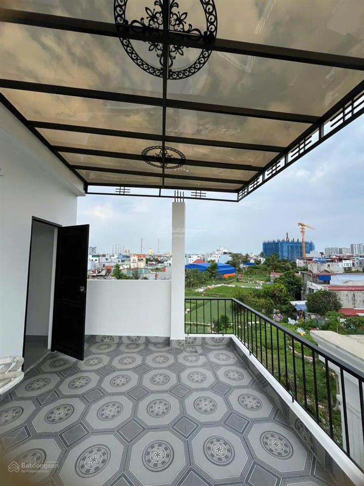 Bố mẹ và các con đều có phòng riêng và 1 khoảng ban công đón gió, trồng cây, cafe chill miếu hai xã