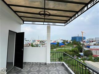 Bố mẹ và các con đều có phòng riêng và 1 khoảng ban công đón gió, trồng cây, cafe chill miếu hai xã