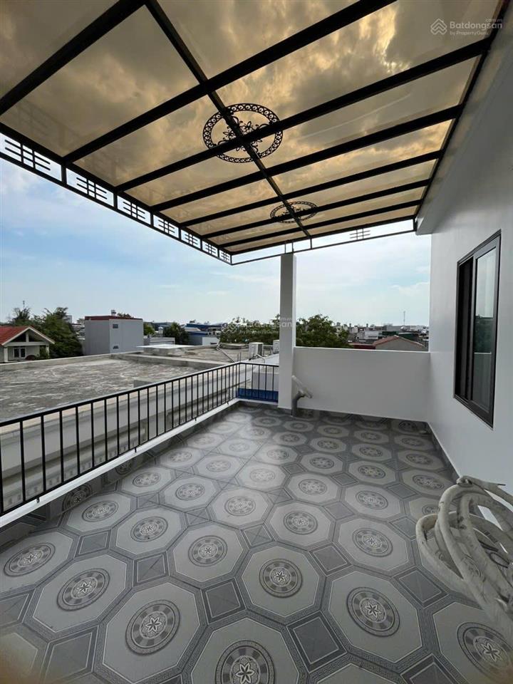 Bố mẹ và các con đều có phòng riêng và 1 khoảng ban công đón gió, trồng cây, cafe chill miếu hai xã