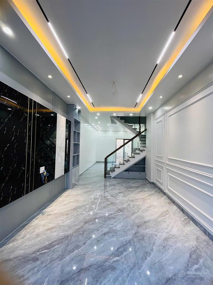 1 ly cà phê, vài chậu cây cảnh và ban công đầy gió, sân riêng để chục xe máy tại trung tâm lê chân