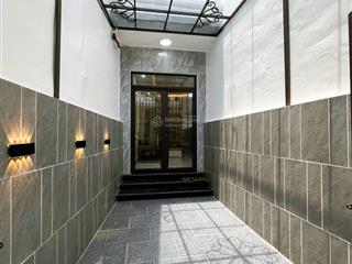 1 khoảng sân rộng để chục chiếc xe, vài chậu cây cảnh, trẻ con có chỗ chơi, lê chân  miếu hai xã