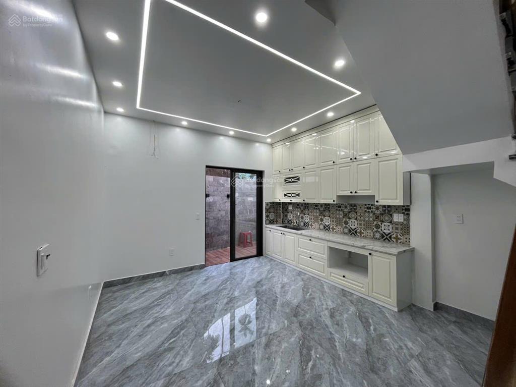 Bán nhà dư hàng 48m2 x 4 tầng sân rộng đá bóng, nhà mới nở hậu, thoáng trước sau, 2.95 tỷ, có tl