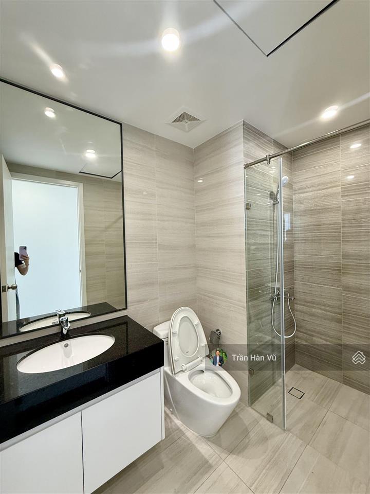 Căn hiếm  chính chủ cần bán nhanh căn hộ 2pn góc siêu đẹp có hđ thuê sẵn dài hạn.  trần hàn vũ