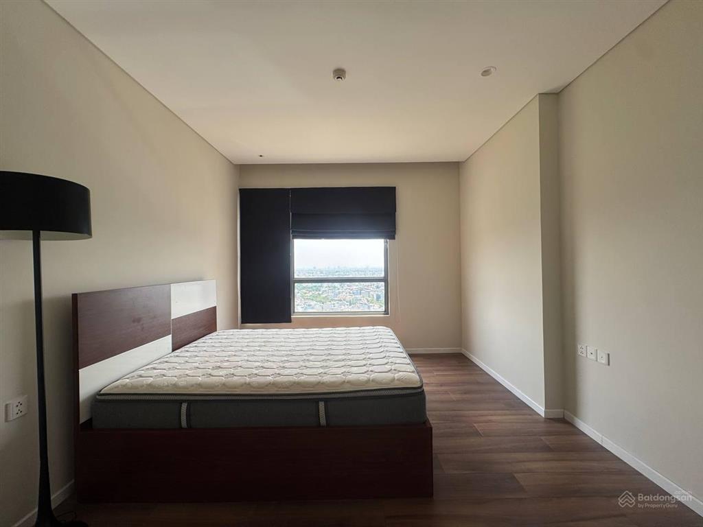 Cho thuê căn góc tầng cao 3 phòng ngủ đảo kim cương trực diện sông cực đẹp full nội thất trống sẵn